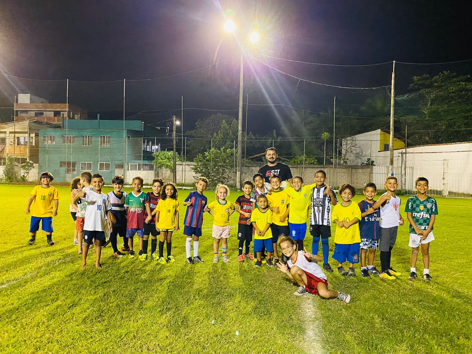 Crianças da Escolinha Barrense reunidas no campo